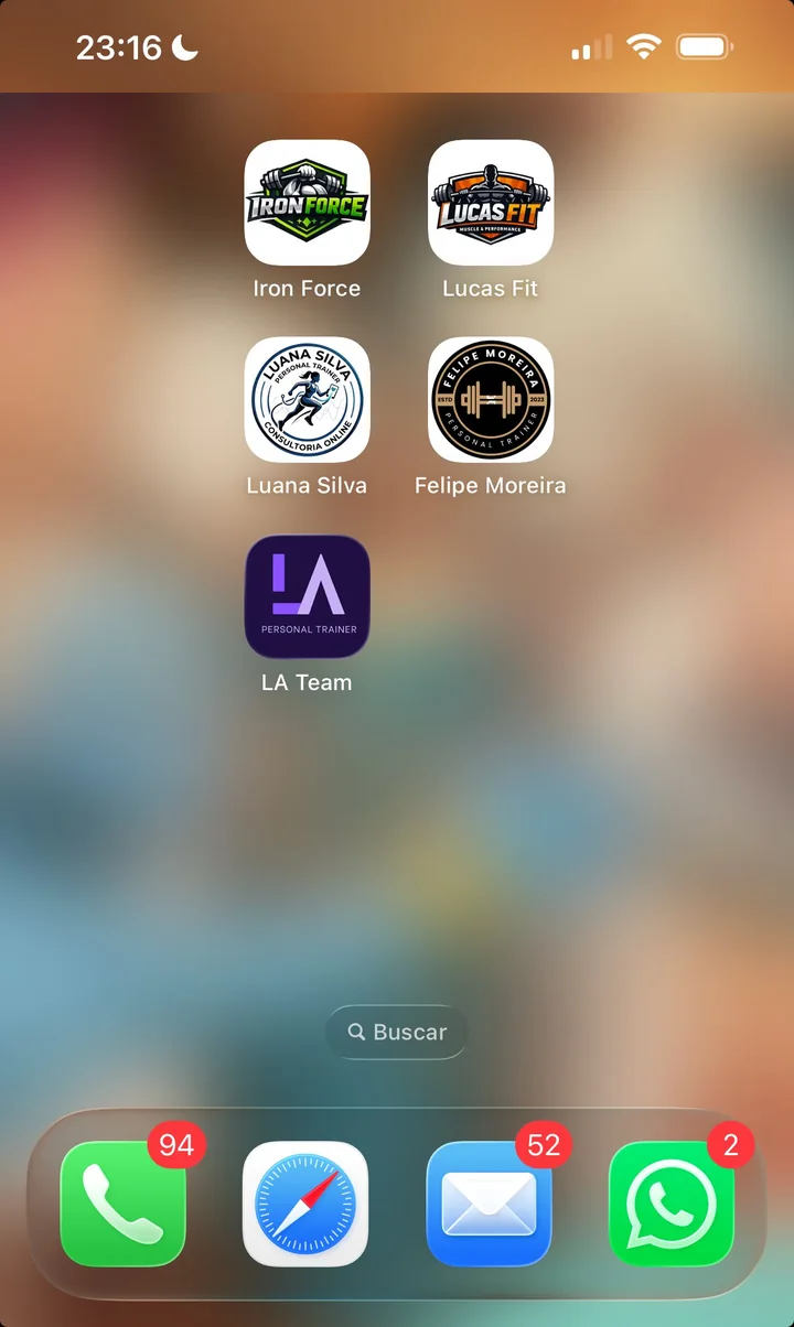 Vários personais com seus próprios apps na tela inicial do celular